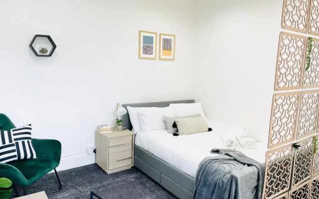 Lovely Estelle Studio Apartment by CityNest