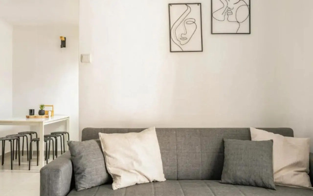 Quite 6 Person Apt, 8 min walk to German Colony