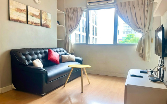 1 bdrm condo 5 minutes walk to BTS FREE Wifi