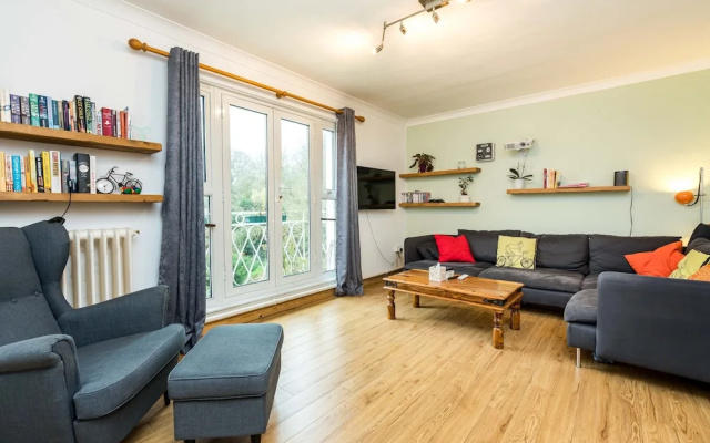 NEW Sleek & Colourful 2 Bedroom Flat Forest Hill