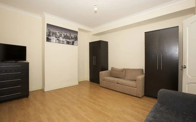 Colebert Avenue Apartment
