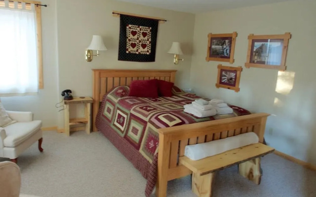 Cliffs & Stream Log - 3 Br Cabin