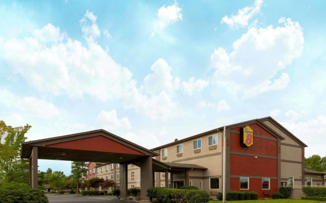 Super 8 by Wyndham Woodburn in Woodburn, United States of America from 99$, photos, reviews - zenhotels.com hotel front