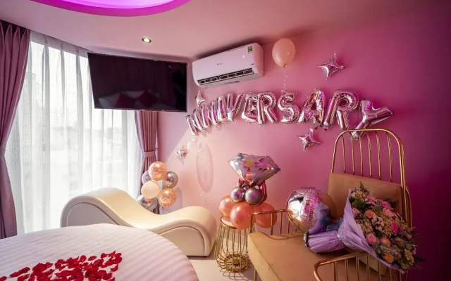 Me Gustas - Love Hotel