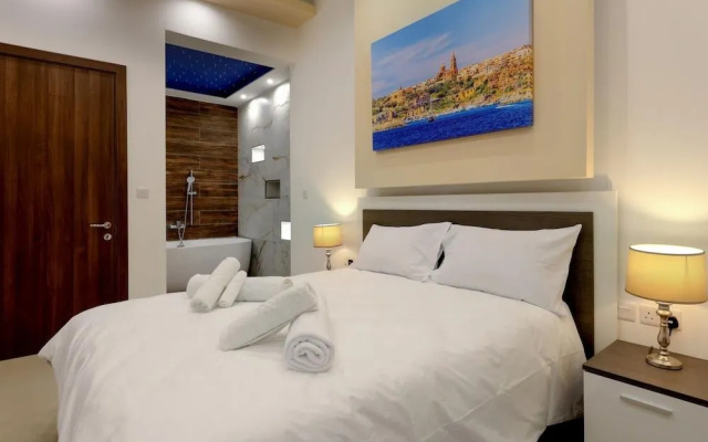 Gem Beachfront Apt with Amazing Bay and Sea Views