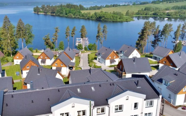 Lakeside Village 16581