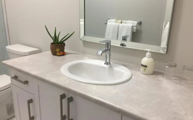 Charming, Comfortable Apartment in Pickering