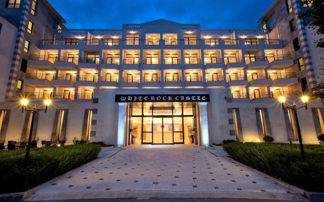 White Rock Castle Suite Hotel вид на фасад
