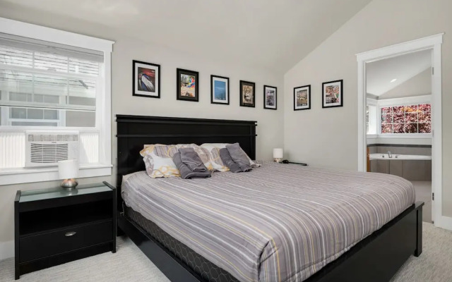 Seattle Vacation Home: The Great Wall