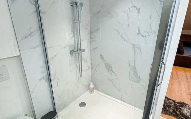 Modern 1BR 1LR Apartment Walk To Rabot