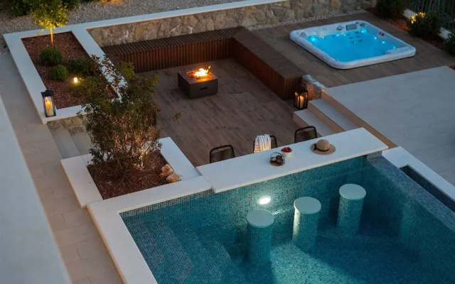 Villa Lord With Heated Pool Jacuzzi and Sauna