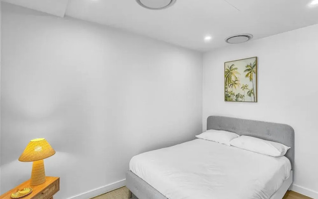 Modern 4-bed Townhouse With Water Views