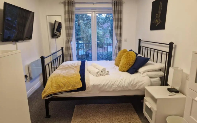 2-bedroom apartment *NR CITY CENTRE WITH PARKING*