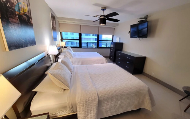 Alexander 1419 3 Bedroom Apts by RedAwning