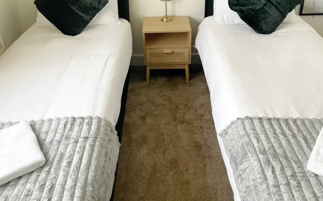 Your Home-from-home - Business & Families - 6 Beds