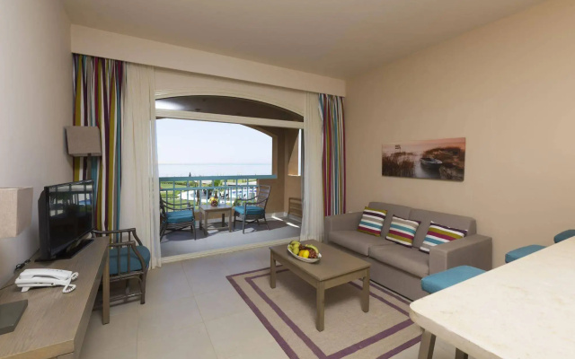 Byoum Lakeside Hotel