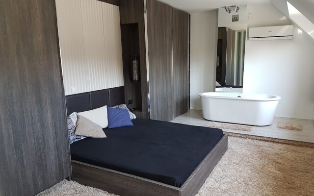 Апартаменты Luxury Apartment in Perla Complex комната для гостей