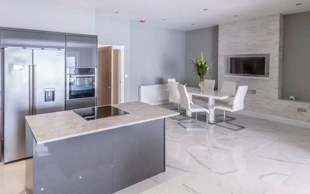 4 Bed-sleeps 8- Free Parking-pets-hot Tub