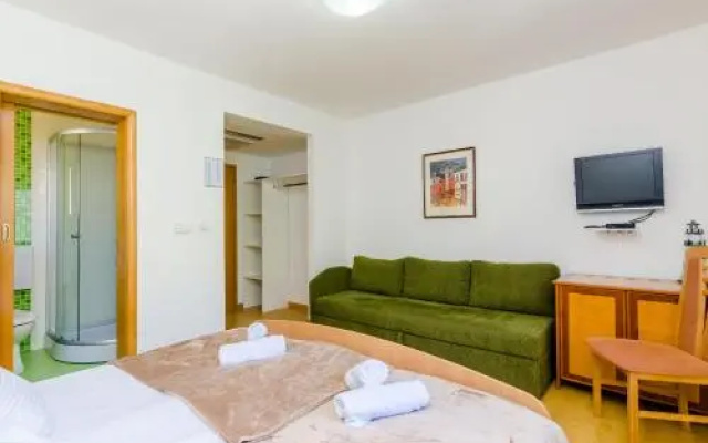 Five-Bedroom Apartment in Zaton Mali