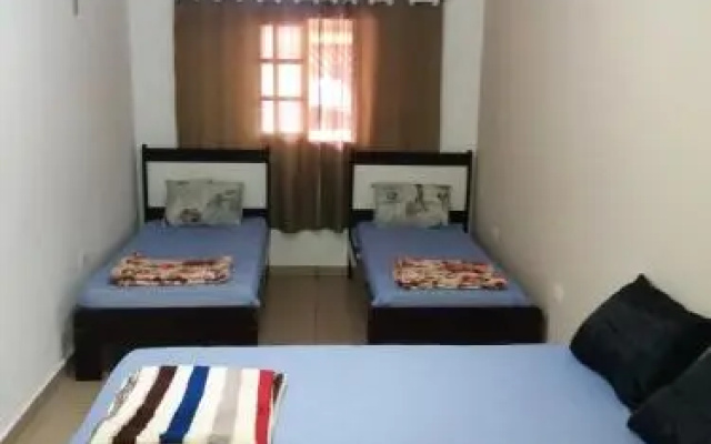 SUíTE EM NOSSA CASA A 450M DA PRAIA