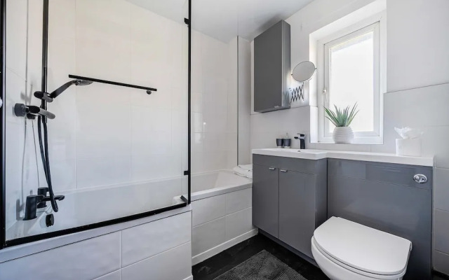 Stylish 2BR Apartment Near MCR Airport