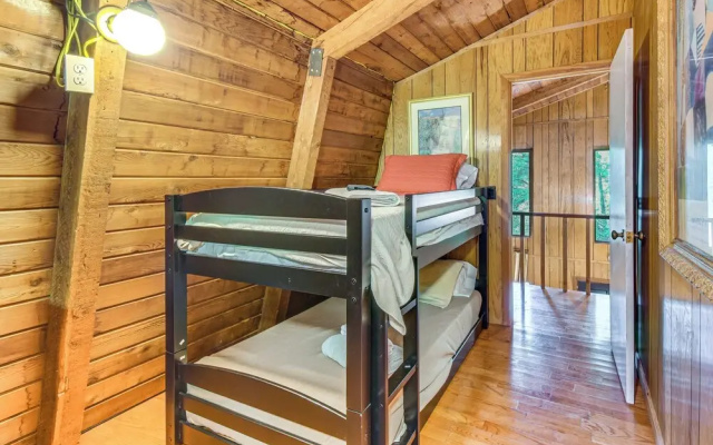 Pet-friendly Lavonia Cabin, Walk to Lake Hartwell!