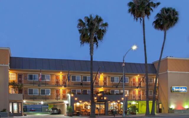 Отель Travelodge Culver City вид на фасад