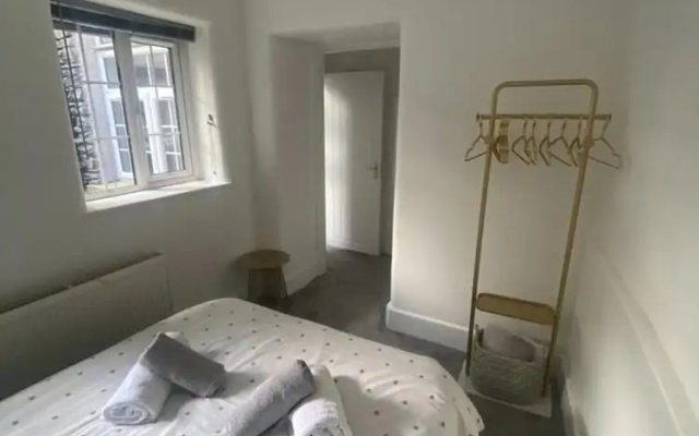 The Mews, With Free Private Parking, Windermere