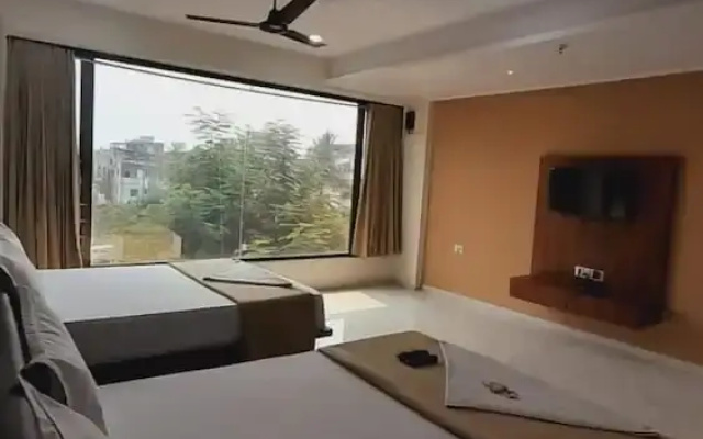 Fabhotel Infini Palace