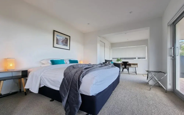 Fabulous Milford 1BR With Views & SkyTV
