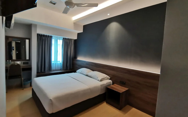 OYO 89443 Lumut Hotel