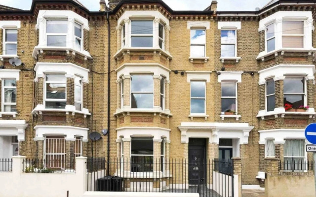 Pleasant, Intimate Flat With Backyard in Battersea
