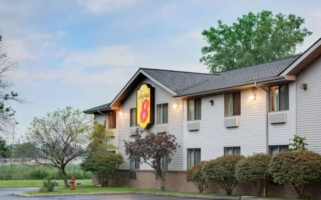 Super 8 by Wyndham Mentor Cleveland Area