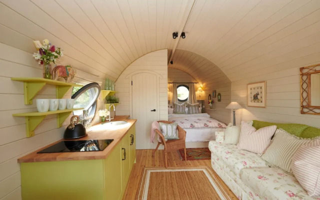 Beautiful Pet-friendly Cabin in Banbury, No Deposit