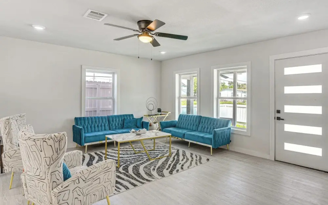 Pet-friendly Galveston Retreat < 1 Mi to Beaches!
