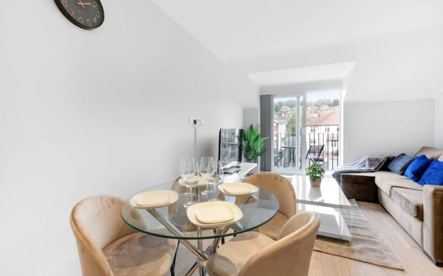 The Modern Apartments - 2 Bedroom with Parking by 360Stays