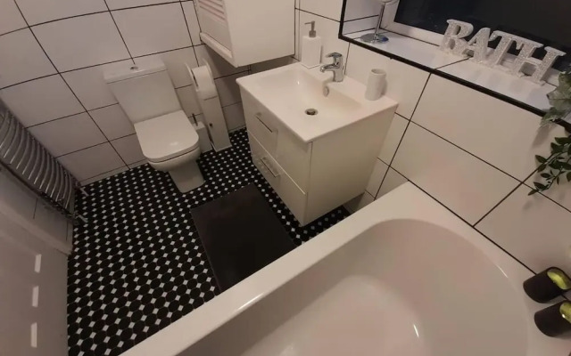 Bright 4-bed House 15 min to Manchester Centre