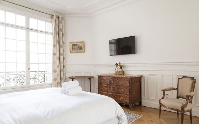 Отель Tour Maubourg - Eiffel Tower Apartment Франция, Париж - отзывы, цены и фото номеров - забронировать отель Tour Maubourg - Eiffel Tower Apartment онлайн комната для гостей