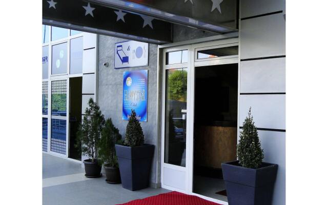 Отель Happy Star Club Сербия, Белград - 2 отзыва об отеле, цены и фото номеров - забронировать отель Happy Star Club онлайн вид на фасад