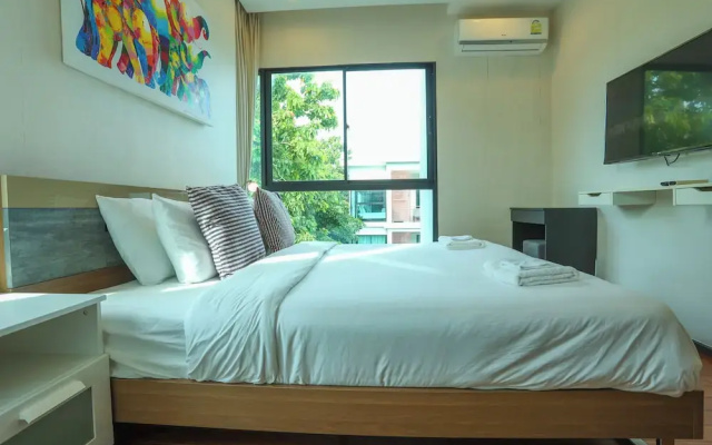 Chic Condo Just 100m from the Shore c130