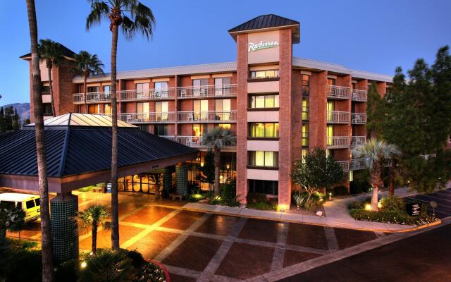 Отель Radisson Suites Tucson вид на фасад