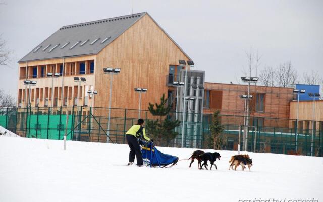 Отель Park Holiday Прага вид на фасад