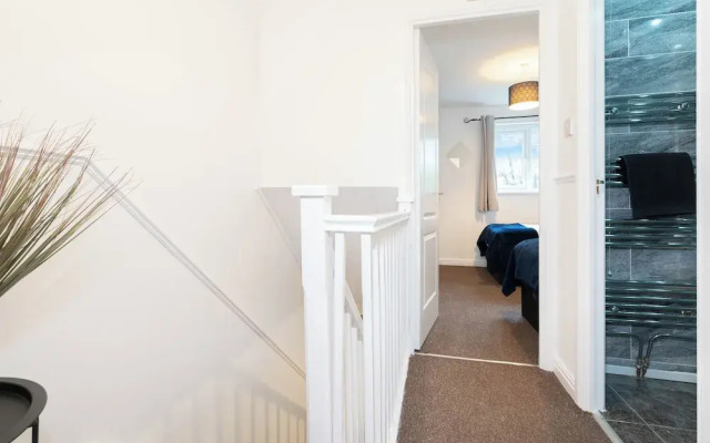 2 Bed-sleeps 4-private Garden- Free Parking