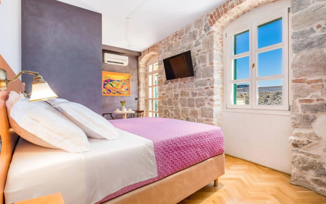 Captains Apartments