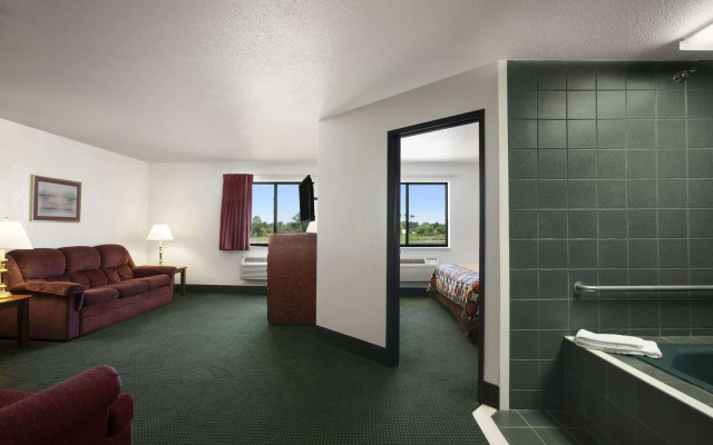 Super 8 by Wyndham Bowling Green