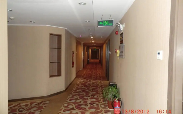 Super 8 Hotel Bengbu Railway Station