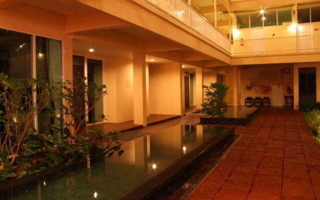 Отель Feung Nakorn Balcony Rooms & Cafe Бангкок вид на фасад