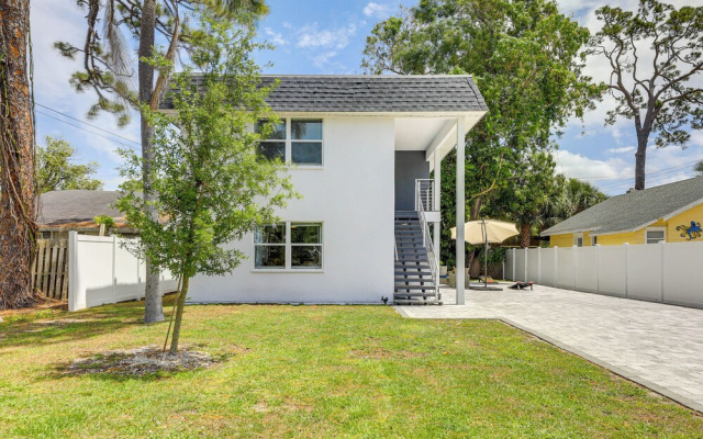 Coastal Sarasota Condo: Minutes to Beach!