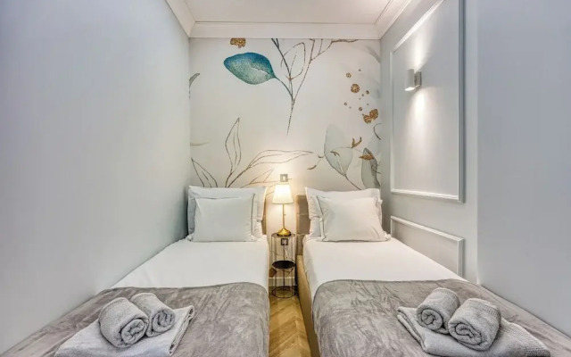 Boutique Downtown Studio with Balcony  1