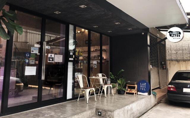 Luz Hostel Бангкок вид на фасад
